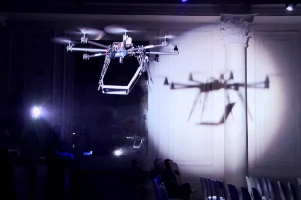 Samsung: Notebooks fly over audience in Drones